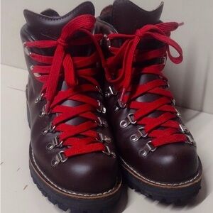 USA Handmade Danner Mountain Light Cascade Boots with Red Laces